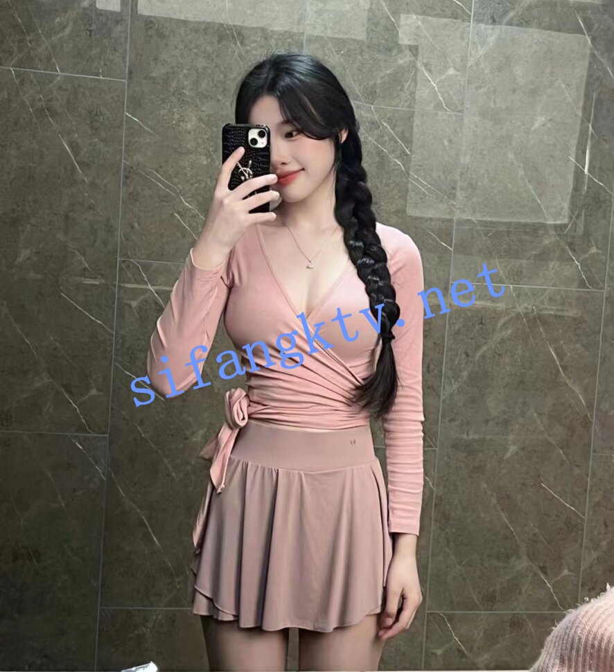18岁的小天使~ 18-77 身材太完美了~简直就是一个旗袍衣架~ 图 01