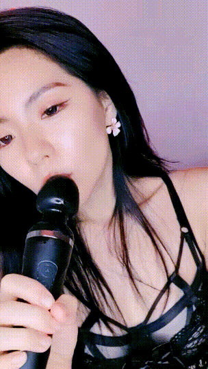 ⭐哇靠~全网喷水天花板 猫九 道具自慰~高潮喷水惊呆粉丝 图 01