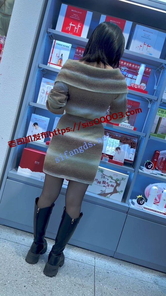 【KFC】包臀裙靓女和闺蜜逛街·黑色丝袜白色内内前后CD【1V】【223M】