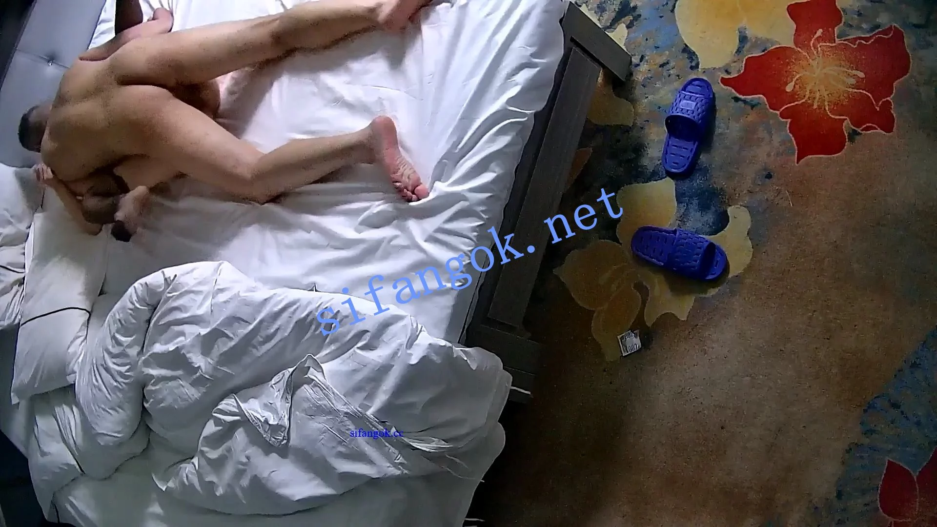 ⭐酒店偷拍:黑丝少妇穿个黑丝袜全身发浪求操穴 图 06