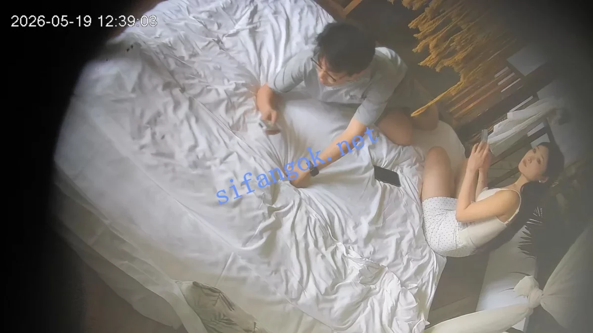 高颜气质极品美女~ 长腿蜜桃臀~各种姿势操逼~水多~啪啪响!