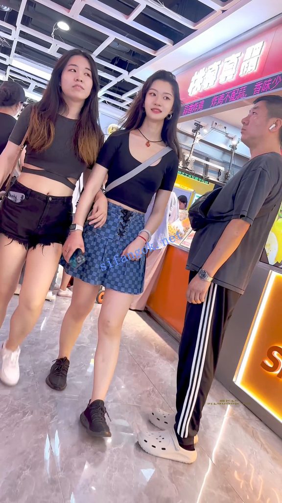 KFC 靓女和闺蜜逛街·短裙红色骚窄内·边走骚内裤夹的越紧 图 10