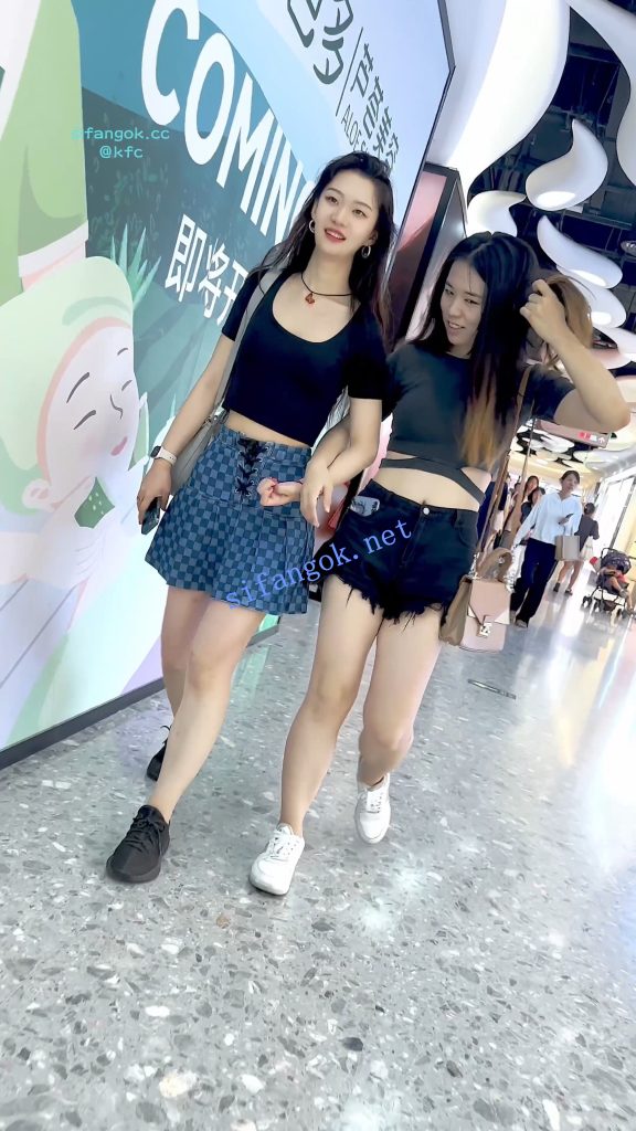 KFC 靓女和闺蜜逛街·短裙红色骚窄内·边走骚内裤夹的越紧 图 04