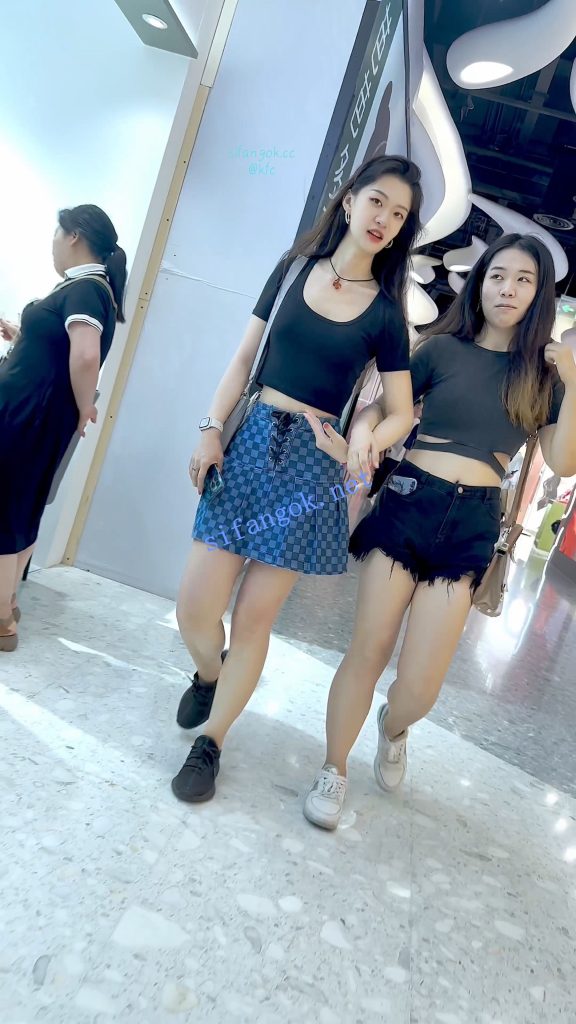 KFC 靓女和闺蜜逛街·短裙红色骚窄内·边走骚内裤夹的越紧 图 16