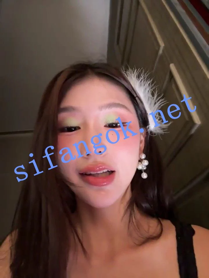 ☛王子私人秀 nidekikibabe 原相机电梯门口剧情双插喷水 图 01